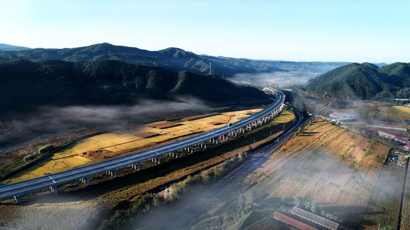 1756712293364461.jpg 摄影隋晓东,天堑通途忆往昔,回溯历史,东北抗日联军曾在这片土地上,围绕交通线与日寇展开激烈斗争。.jpg