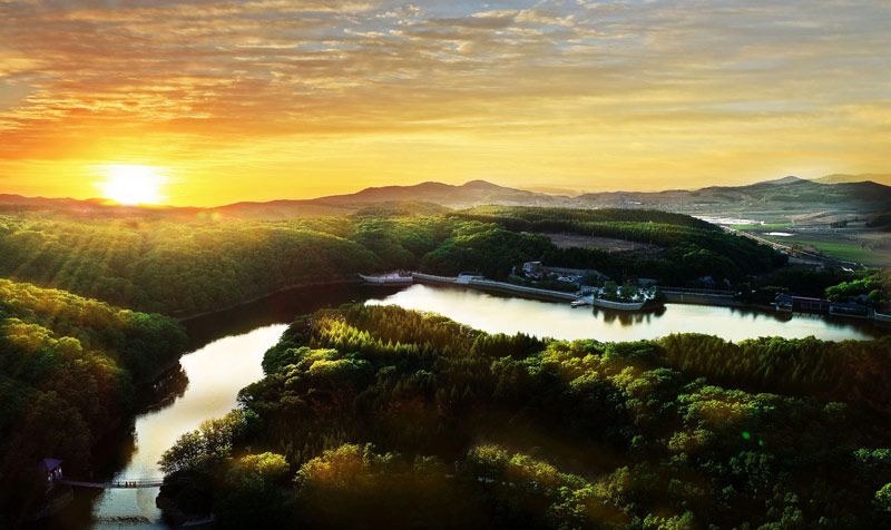 1756712322581986.jpg 摄影隋晓东,一片净土-画面里,日出的光芒洒在山林与湖面上,一片祥和壮美。这里曾是东北抗日联军(抗联)活动的区域,抗联战士们曾在这样的山水间,与日本侵略者展开顽强斗争.jpg