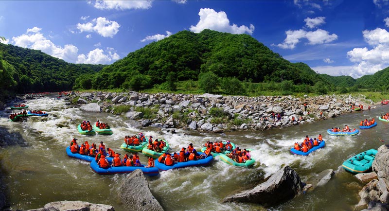 1756712411819425.jpg 摄影王建华-激流勇进承精神-——-抗联的江河记忆,眼前这众人在激流中奋勇漂流的场景,让我们联想到东北抗日联军与江河的不解之缘。.jpg