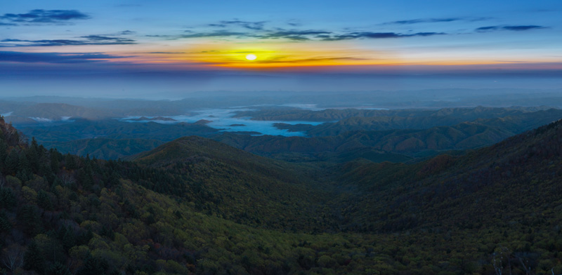 1756712832359880.jpg 摄影张守国,日出层峦照忠魂-抗联战士们在这广袤山林间,迎着晨曦或暮色,为民族解放艰苦跋涉、奋勇作战。.jpg