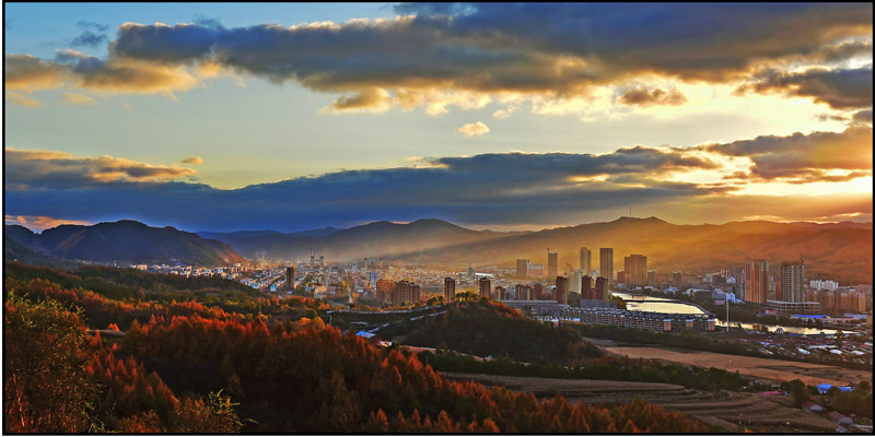 1756713116694307.jpg 彩霞耀家乡作者隋晓东.jpg