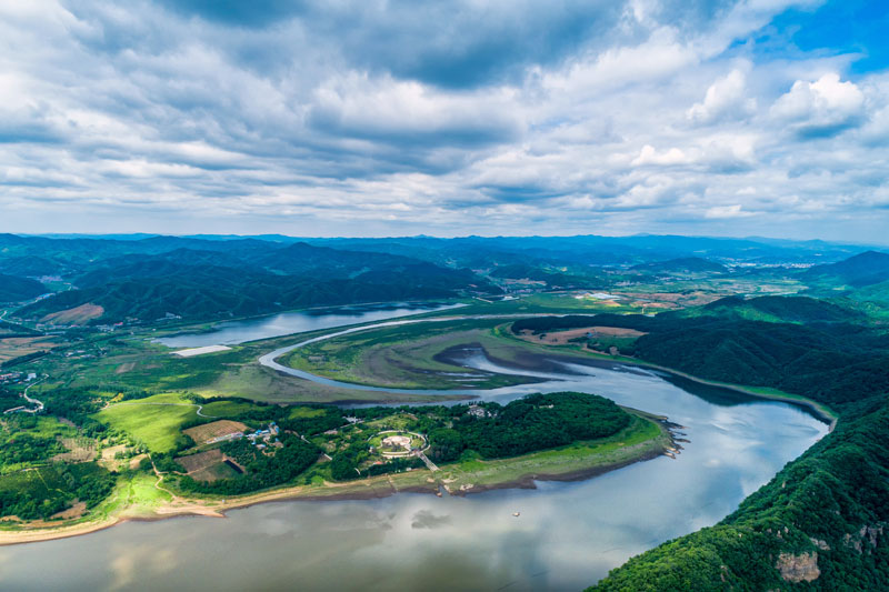 1756713706299343.jpg 秀美山川。摄影王荣波拍摄于铁背山.jpg