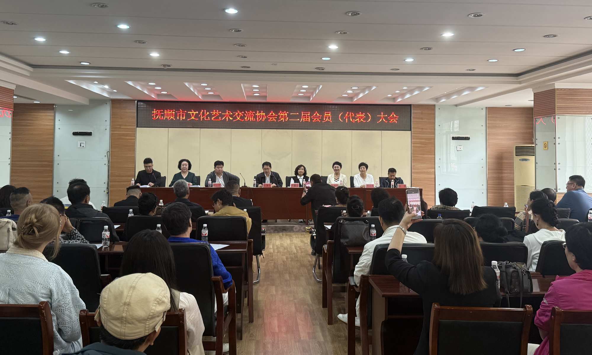 9月28日，抚顺市文化交流协会在市文联二楼会议室召开了换届会议。.jpg